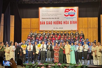 Tổng Bí thư Tô Lâm tặng hoa cho các nghệ sĩ tham gia chương trình. (Ảnh: H.N)