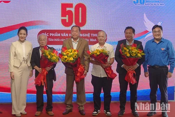 Đại biểu tặng hoa cho các nhân vật giao lưu. (Ảnh M.H)
