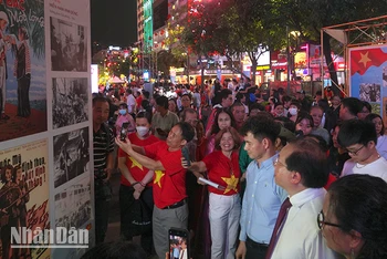 Các đại biểu tham quan triển lãm. (Ảnh: M.H)