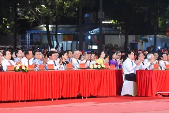 Các đồng chí lãnh đạo Đảng, Nhà nước và đại biểu tham dự chương trình. (Ảnh: DUY LINH)
