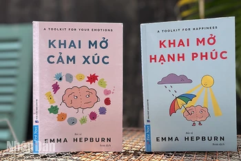Bìa hai cuốn sách "Khai mở cảm xúc" và "Khai mở hạnh phúc". (Ảnh M.H)