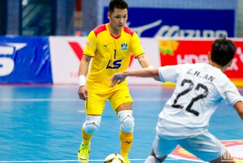 Một tình huống bóng trong trận đấu giữa Thái Sơn Bắc và Thái Sơn Nam.