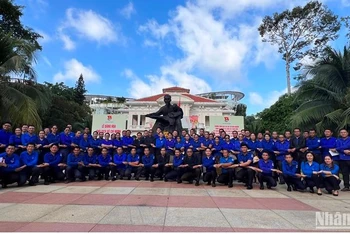 Thanh niên Thành phố Hồ Chí Minh và ba tỉnh, thành nước bạn Lào chụp hình lưu niệm tại Nhà Thiếu nhi thành phố.