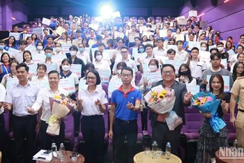 Đại biểu và sinh viên chụp ảnh kỷ niệm tại chương trình.