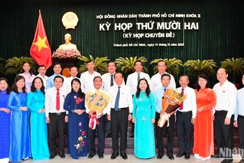 Đồng chí Nguyễn Văn Nên, Ủy viên Bộ chính trị, Bí thư Thành uỷ Thành phố Hồ Chí Minh chúc mừng đồng chí Phạm Thành Kiên và Nguyễn Văn Dũng. (ẢNH: VIỆT DŨNG)