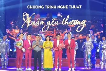 Ban Tổ chức tri ân các nghệ sĩ tham gia chương trình văn nghệ "Xuân yêu thương"