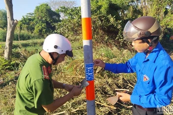 Công an và đoàn viên thanh niên Thành phố Hồ Chí Minh ra quân bóc gỡ quảng cáo sai quy định.
