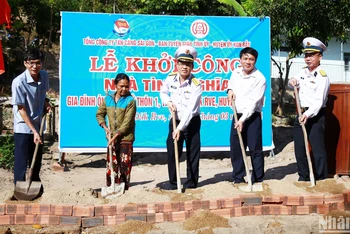 Các đại biểu thực hiện nghi thức khởi công xây dựng nhà tình nghĩa cho một hộ dân.