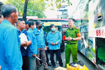 Cán bộ Công an thành phố trao đổi về nghiệp vụ cho các đội xe ôm tự quản tại các bến xe