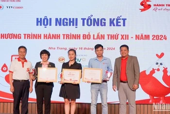 Đại diện Ban tổ chức chương trình trao Bằng khen tri ân các đơn vị đồng hành.