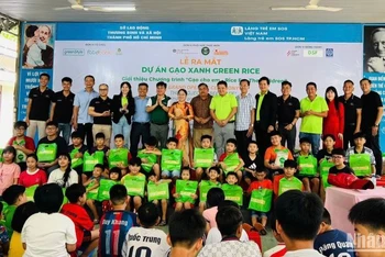 Đại diện các đơn vị tặng quà cho trẻ em tại Làng trẻ em SOS Gò Vấp. (Ảnh: VŨ NGÂN)