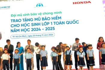 Các đơn vị tổ chức tặng mũ bảo hiểm cho các em học sinh.