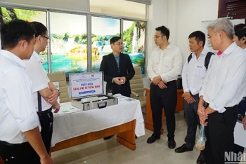 Các đại biểu tìm hiểu về công nghệ tiết kiệm điện.