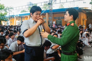 Các em học sinh giao lưu với cán bộ công an tại chương trình.