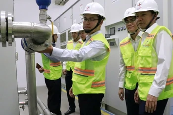 Đoàn đi kiểm tra thực tế giải pháp biến tần tại Nhà máy Nhiệt điện Vĩnh Tân 2.