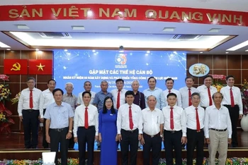 Lãnh đạo EVNSPC qua các thời kỳ và tập thể lãnh đạo đơn vị hiện tại chụp hình lưu niệm tại chương trình họp mặt. (Ảnh: EVNSPC)