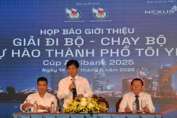 Đại diện ban tổ chức trao đổi thông tin tại buổi họp báo.