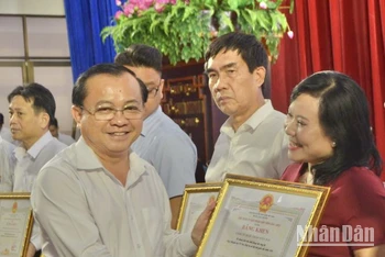 Phó Chủ tịch Thường trực Ủy ban nhân dân tỉnh Bạc Liêu Lê Tấn Cận trao bằng khen các doanh nghiệp, nhà hảo tâm tích cực ủng hộ Quỹ Khuyến học của tỉnh.