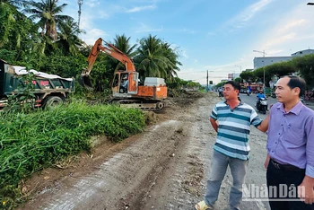 Chủ tịch Ủy ban nhân dân phường 1, thành phố Bạc Liêu Hồng Văn Vẹn trực tiếp chỉ đạo các đơn vị khẩn trương thi công tuyến đường "huyết mạch" này. (Ảnh: TRỌNG DUY)