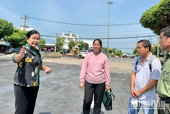 Lãnh đạo Tổ công tác của Ủy ban nhân dân tỉnh Bạc Liêu đến tận hiện trường gặp gỡ, trao đổi trực tiếp với gia đình hộ bà Nguyễn Thị Hường để giải quyết dứt điểm vụ việc khiếu nại kéo dài.