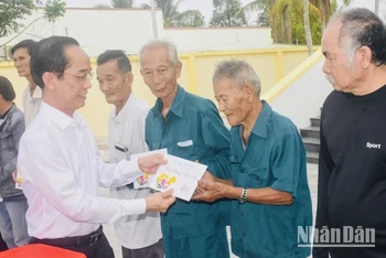 Đồng chí Hồ Thanh Thủy, Trưởng Ban Tổ chức Tỉnh ủy Bạc Liêu đến thăm và trao tặng quà Tết của Tỉnh ủy Bạc Liêu cho các đối tượng chính sách trong tỉnh.