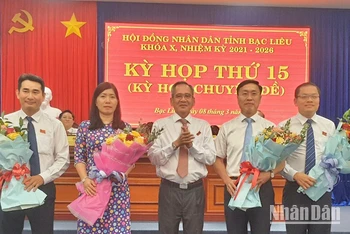 Đồng chí Lữ Văn Hùng, Bí thư Tỉnh ủy, Chủ tịch Hội đồng nhân dân tỉnh Bạc Liêu tặng hoa chúc mừng hai tân Phó Chủ tịch Ủy ban nhân dân tỉnh (từ trái sang phải là đồng chí Huỳnh Hữu Trí và Ngô Vũ Thăng).