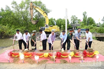 Các đồng chí lãnh đạo Tỉnh ủy, Ủy ban nhân dân tỉnh Bạc Liêu và huyện Đông Hải tại buổi lễ Tết quân-dân ở xã Định Thành A. (Ảnh: VĂN ĐÔNG)