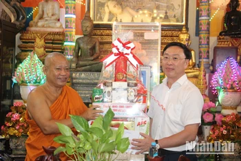 Đồng chí Huỳnh Hữu Trí, Thường vụ Tỉnh ủy, Phó Chủ tịch Thường trực Ủy ban nhân dân tỉnh Bạc Liêu tặng quà hòa thượng Tăng Sa Vong, Phó Chủ tịch Hội Đoàn kết sư sãi yêu nước tỉnh Bạc Liêu. Ảnh: HT