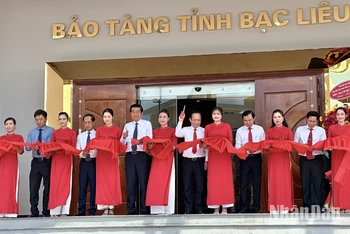 Đồng chí Võ Văn Dũng, Ủy viên Trung ương, Phó Trưởng ban Thường trực Ban Nội chính Trung ương (đứng giữa) cắt băng khánh thành dự án Bảo tàng tổng hợp tỉnh Bạc Liêu. Ảnh: TRỌNG DUY