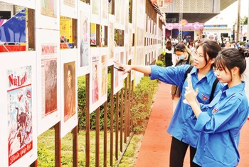 Tham quan không gian “Xuân xưa trên báo Tết” tại Hội báo toàn quốc 2023.