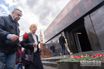 Người dân đặt hoa trước lăng V.I.Lenin. Ảnh: (THANH THỂ)