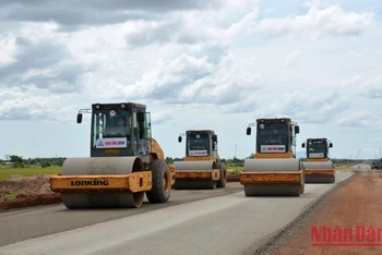 Nhà thầu Gói XL-04 cao tốc đoạn Vĩnh Hảo-Phan Thiết tập trung tối đa nguồn lực, bổ sung máy móc, thiết bị thi công nền, móng mặt đường cao tốc.