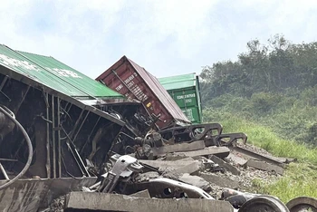 Nhiều toa tàu đã bị lật sau vụ nổ. (Ảnh: Khaosod)