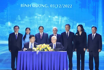 Trước sự chứng kiến của Thủ tướng Phạm Minh Chính và các đại biểu, Cục Phát triển thị trường và doanh nghiệp khoa học và công nghệ và Tổng công ty Becamex IDC ký kết thỏa thuận hợp tác phát triển hệ sinh thái khởi nghiệp đổi mới sáng tạo và hỗ trợ chuyển đổi số công nghiệp.