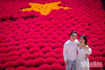 [Ảnh] Rực rỡ làng hương Quảng Phú Cầu, điểm đến du lịch thú vị dịp Tết