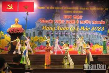 Một tiết mục văn nghệ chào mừng tại buổi họp mặt.
