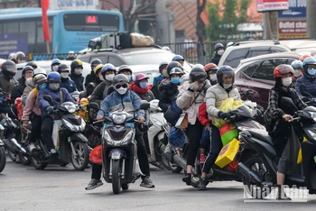 [Ảnh] Người dân lỉnh kỉnh đồ đạc trở lại Thủ đô sau kỳ nghỉ Tết Nguyên đán
