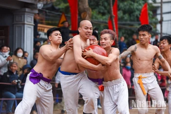 [Ảnh] Hội vật cầu làng Thúy Lĩnh: Sống lại tinh thần thượng võ