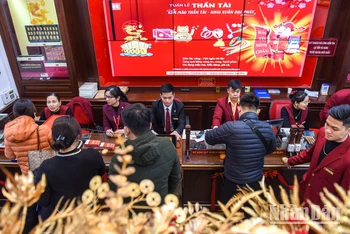 [Ảnh] Người dân háo hức mua vàng mong rước lộc đầu năm