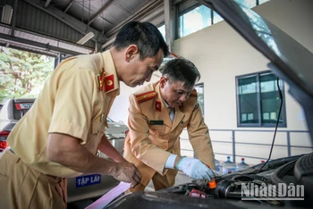[Ảnh] Cảnh sát giao thông hỗ trợ trung tâm đăng kiểm như thế nào?