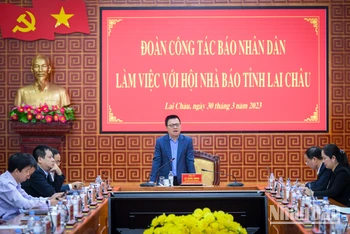Đoàn công tác Báo Nhân Dân làm việc với Hội Nhà báo, các cơ quan báo chí tỉnh Lai Châu. (Ảnh: THÀNH ĐẠT)
