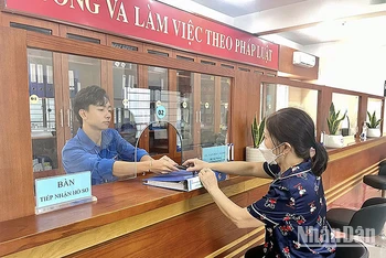 Đoàn viên, thanh niên tình nguyện hỗ trợ người dân xã Dương Xá chuyển đổi số trong giải quyết thủ tục hành chính.