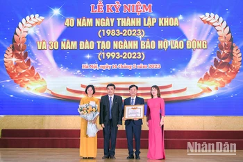 Đại diện Khoa An toàn Lao động và Sức khỏe nghề nghiệp nhận bằng khen của Bộ trưởng Bộ trưởng Lao động Thương binh và Xã hội.