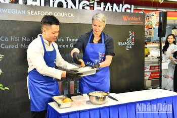 [Ảnh] Đại sứ Na Uy chế biến món cá hồi mời thực khách