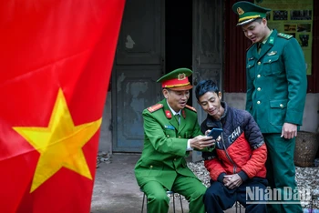 [Ảnh] Một ngày của công an xã nơi cực tây Tổ quốc