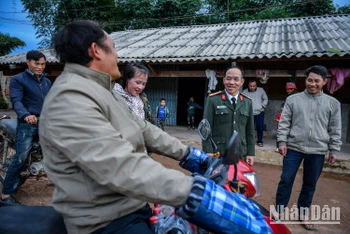 Trung tá Lý A Tung nở nụ cười với những người ngày trước tham gia vụ tụ tập đông người. Hiện tại, tất cả đang đồng lòng xây dựng quê hương.