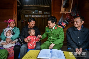 Khi công an chính quy về xã, bản: Gần dân, sát dân để phục vụ tốt hơn