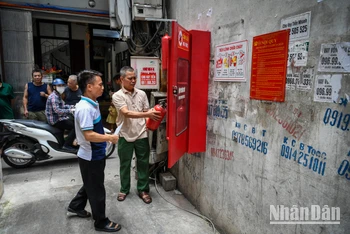 Tổ công tác phường Quan Hoa kiểm tra công tác phòng cháy, chữa cháy tại các cơ sở cho thuê trọ trên địa bàn. (Ảnh: THÀNH ĐẠT)