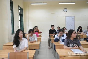 Các thí sinh làm thủ tục tại Hà Nội. (Ảnh: TRUNG HIẾU)
