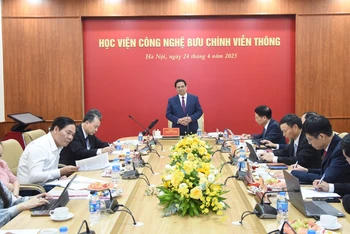 Thủ tướng Phạm Minh Chính làm việc với lãnh đạo Học viện Công nghệ Bưu chính Viễn thông.